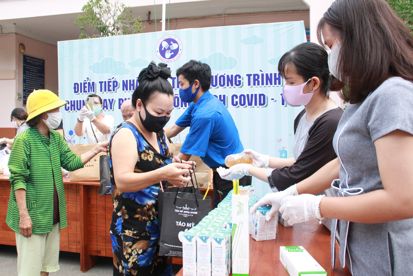 Bạn trẻ 'gõ cửa' từng người già neo đơn hoàn cảnh khó khăn trao nhu yếu phẩm ảnh 9