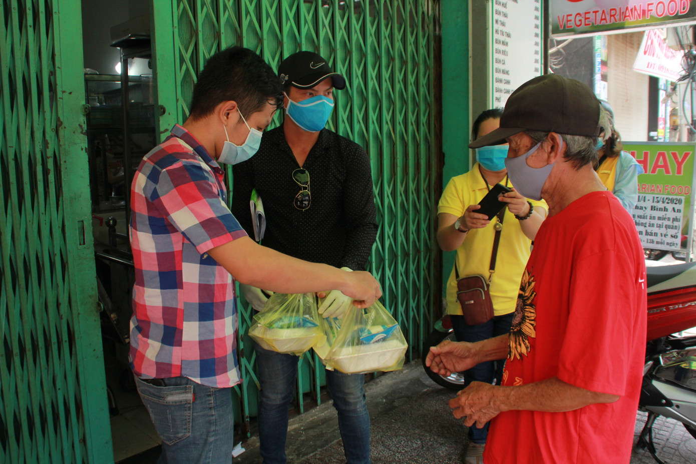Quán cơm Sài Gòn đồng loạt sẻ chia phần ăn với bà con nghèo khi 'cách ly xã hội' ảnh 4