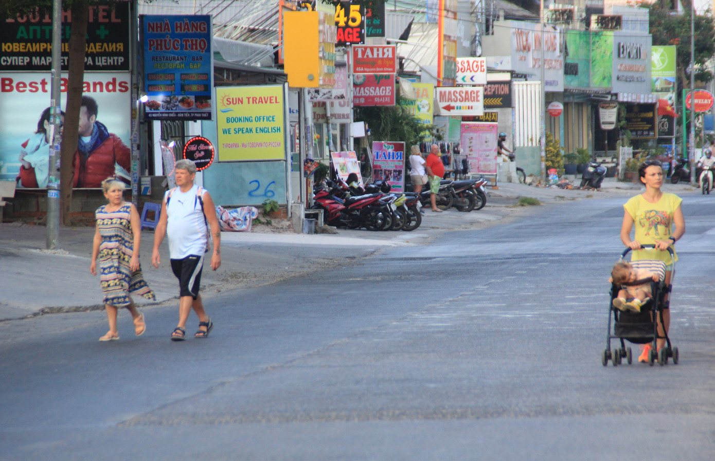Khách quốc tế không mang khẩu trang tản bộ, tắm biển ở Nũi Né mùa dịch Covid-19 ảnh 6
