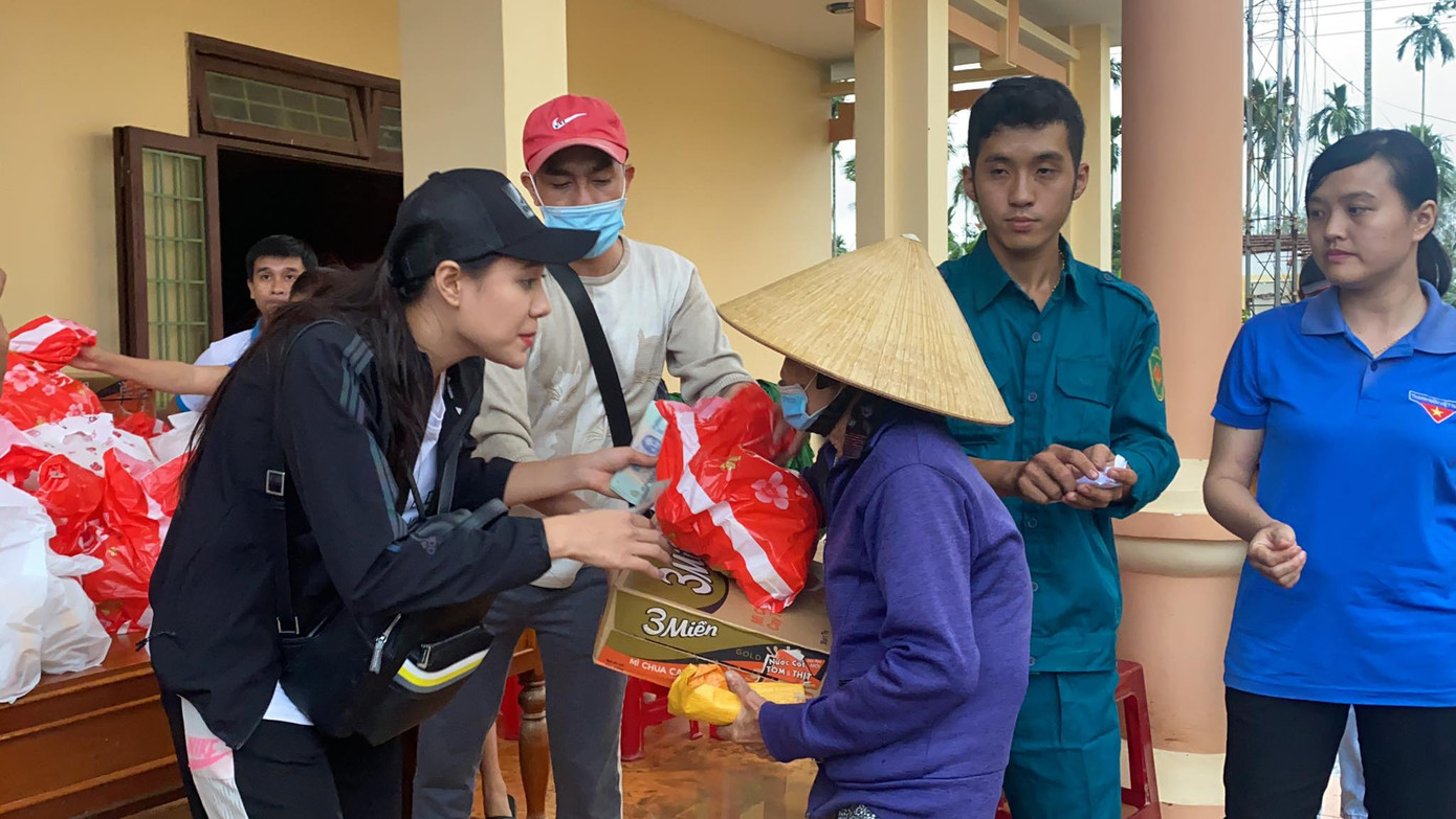 Diễn viên Hồ Bích Trâm hỗ trợ xây nhà, tặng quà bà con vùng bão lũ Quảng Ngãi ảnh 8