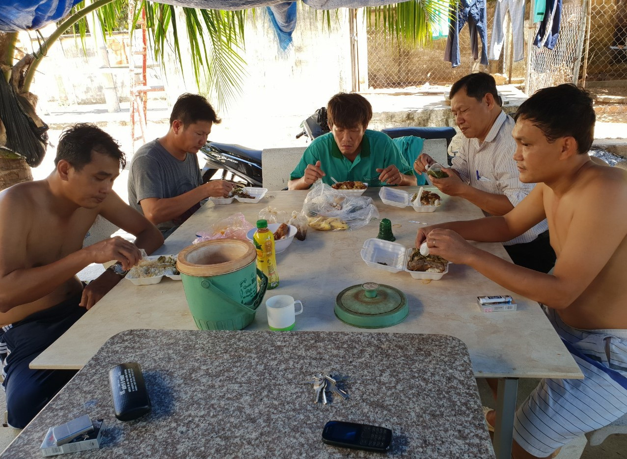 Cảm động 'những chiến binh khử khuẩn' ở Bình Thuận ảnh 4