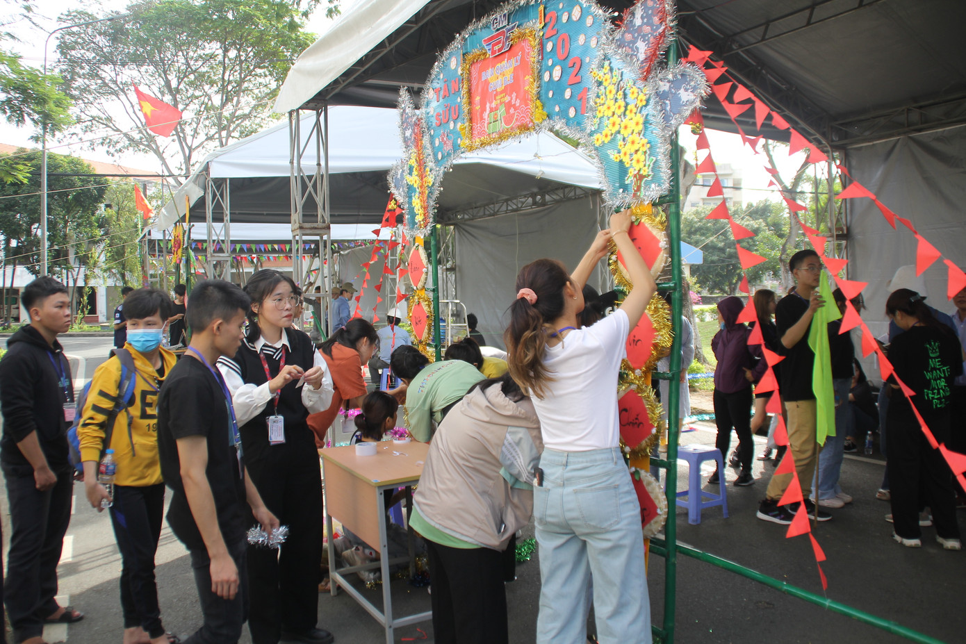 Bạn trẻ sôi nổi vui hội đón năm mới ở Ký túc xá Đại học Quốc gia TPHCM ảnh 11