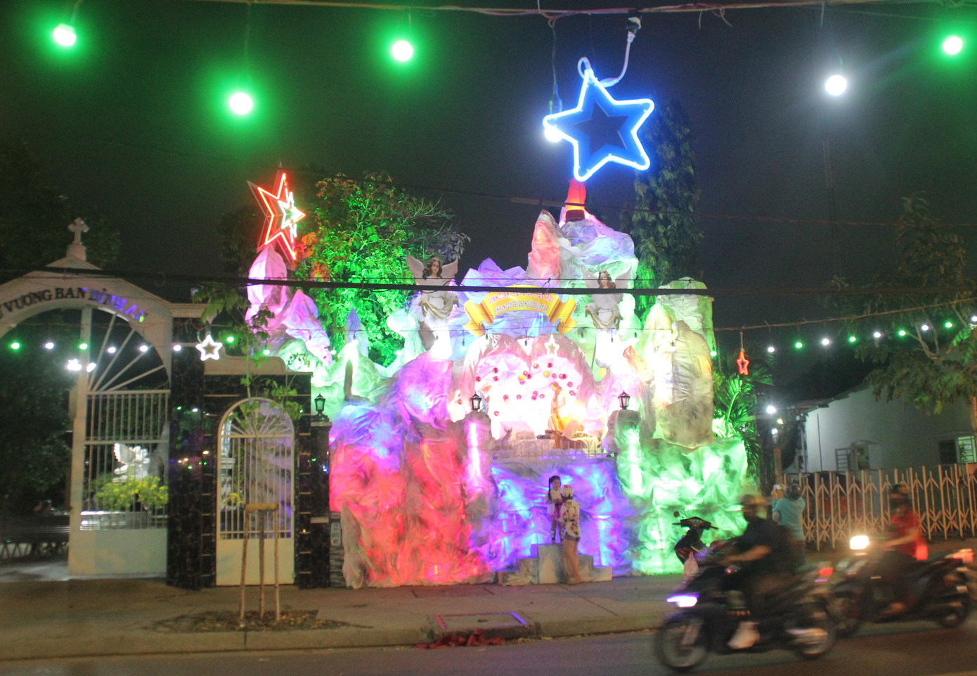 Xóm đạo Sài Gòn trang hoàng lung linh đón Giáng sinh ảnh 13