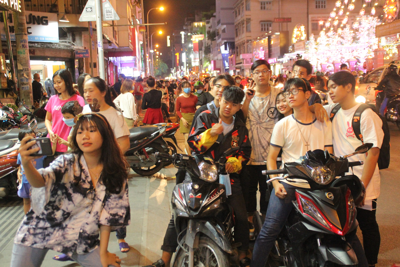 Vui đêm Noel, người dân Sài thành kín kẽ khẩu trang phòng dịch COVID -19 ảnh 18