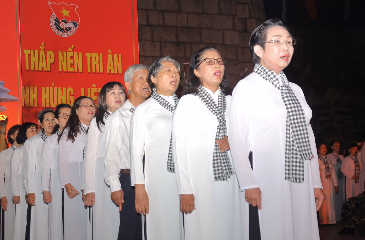 Tri ân những người viết nên trang vàng đẹp nhất truyền thống tuổi trẻ VN ảnh 17
