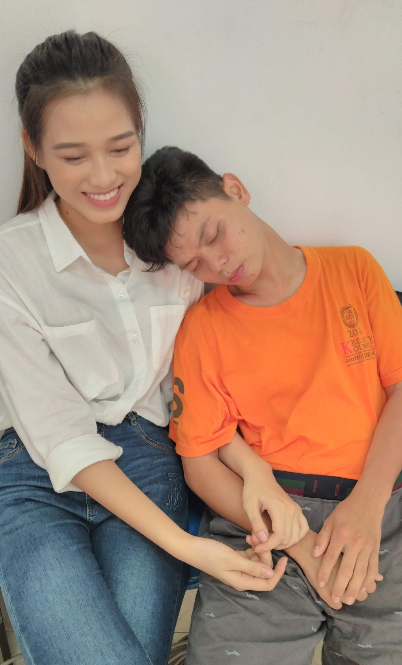 Những khoảnh khắc đẹp của tân Hoa hậu Việt Nam Đỗ Thị Hà tại hành trình nhân ái ảnh 4