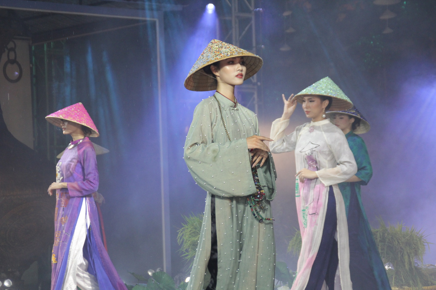 Hoa hậu Tiểu Vy, Khánh Vân cùng các nghệ sỹ dự khai mạc Lễ hội Áo dài TPHCM năm 2020 ảnh 9
