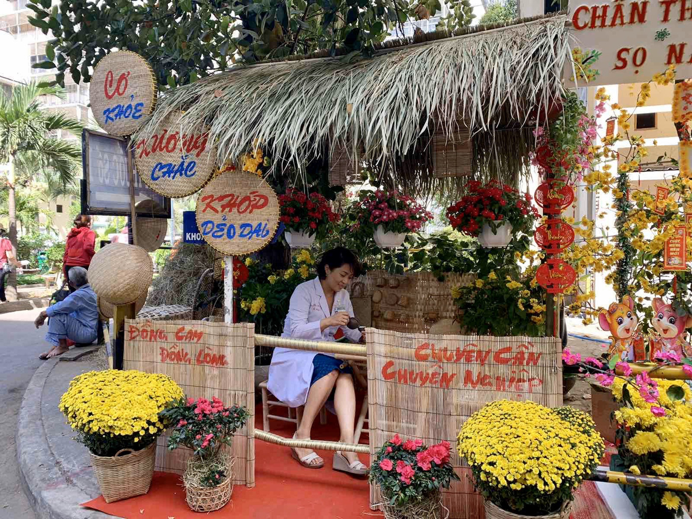 Đẹp mắt đường hoa xuân do các y, bác sỹ dày công chuẩn bị ảnh 2