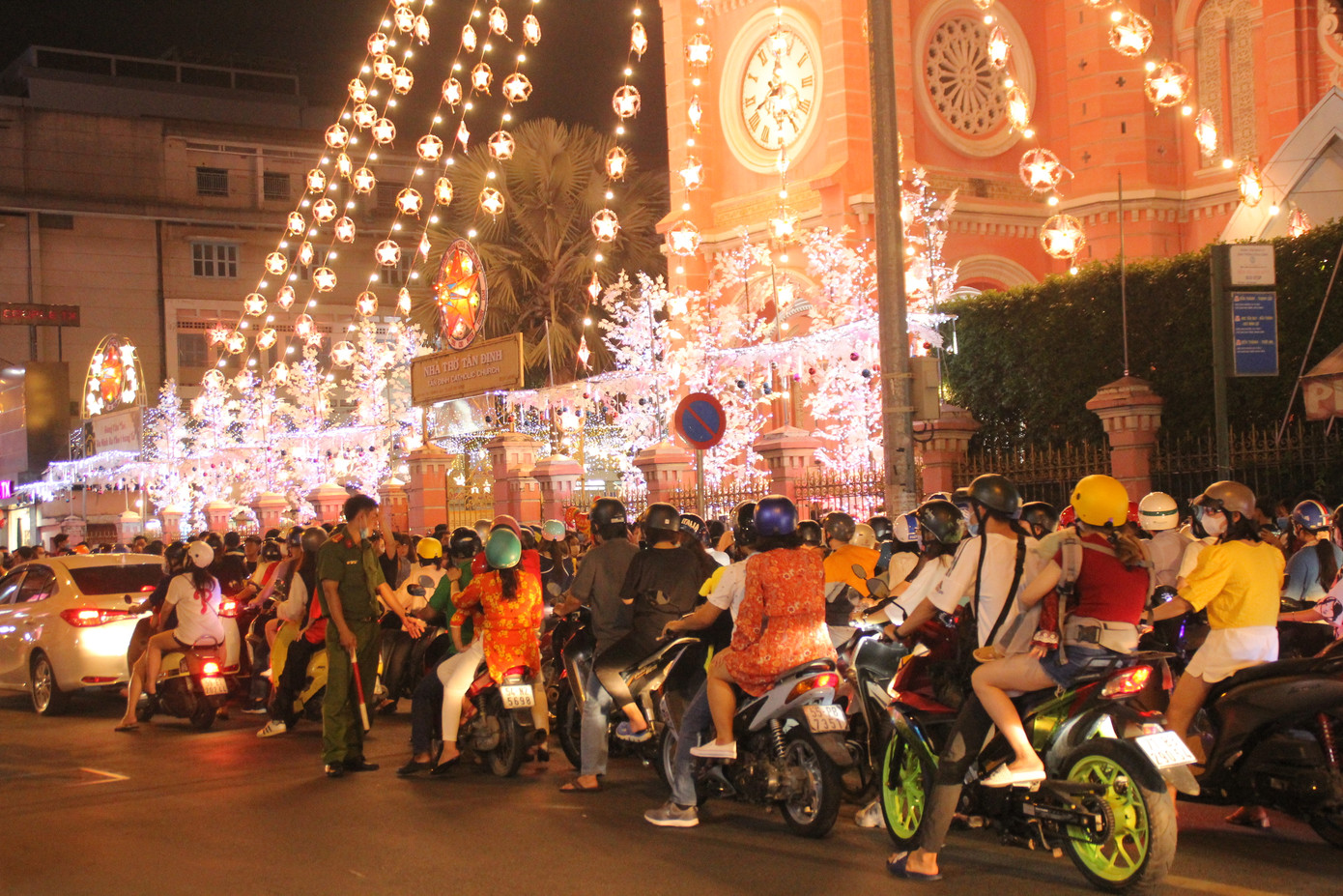 Vui đêm Noel, người dân Sài thành kín kẽ khẩu trang phòng dịch COVID -19 ảnh 11
