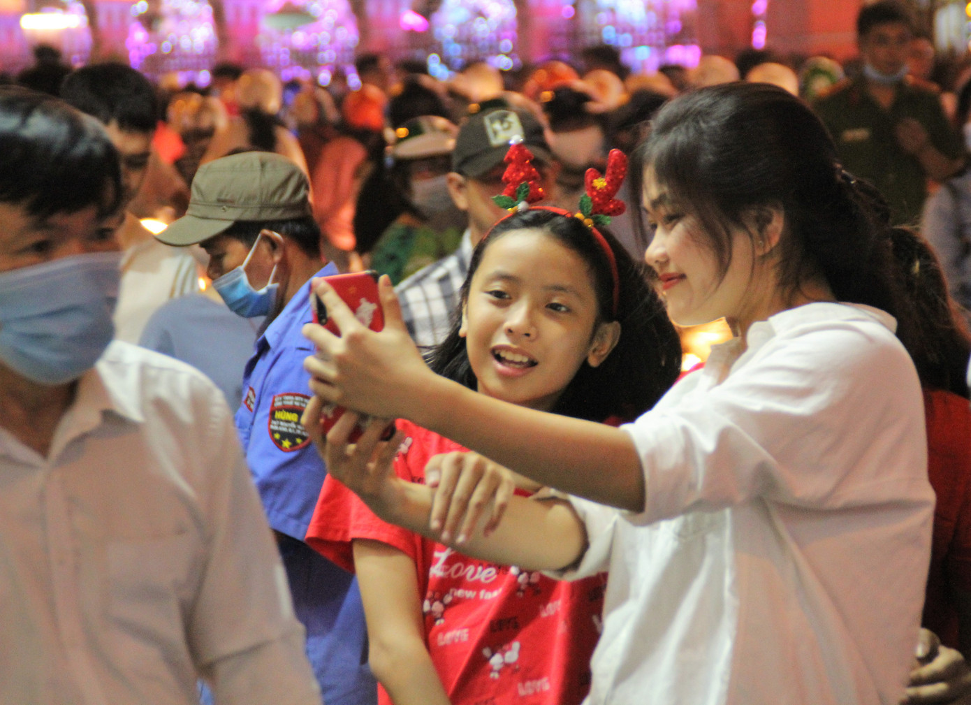 Vui đêm Noel, người dân Sài thành kín kẽ khẩu trang phòng dịch COVID -19 ảnh 21