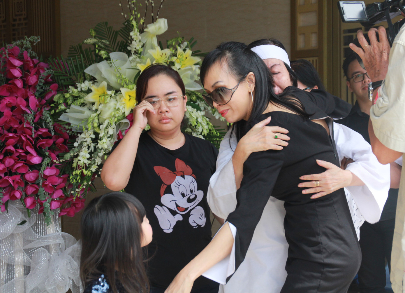 Gia đình con trai nhìn mặt Chánh Tín lần cuối trước giờ phút hoả táng ảnh 1