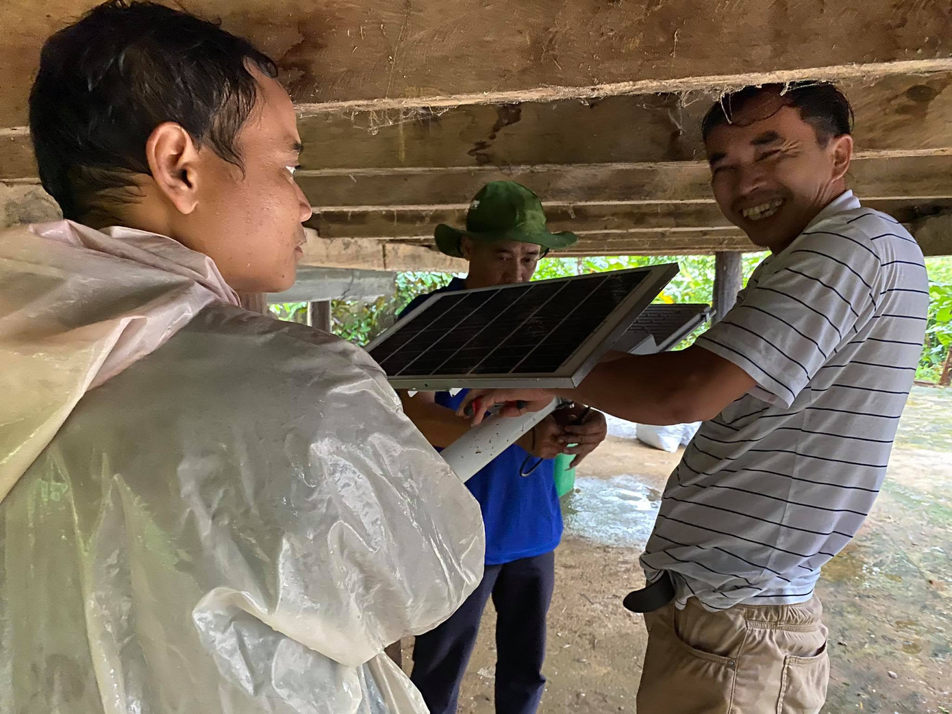 Cựu chiến sỹ tình nguyện chia sẻ công trình ý nghĩa với bà con vùng xa trong ngày mưa bão ảnh 3