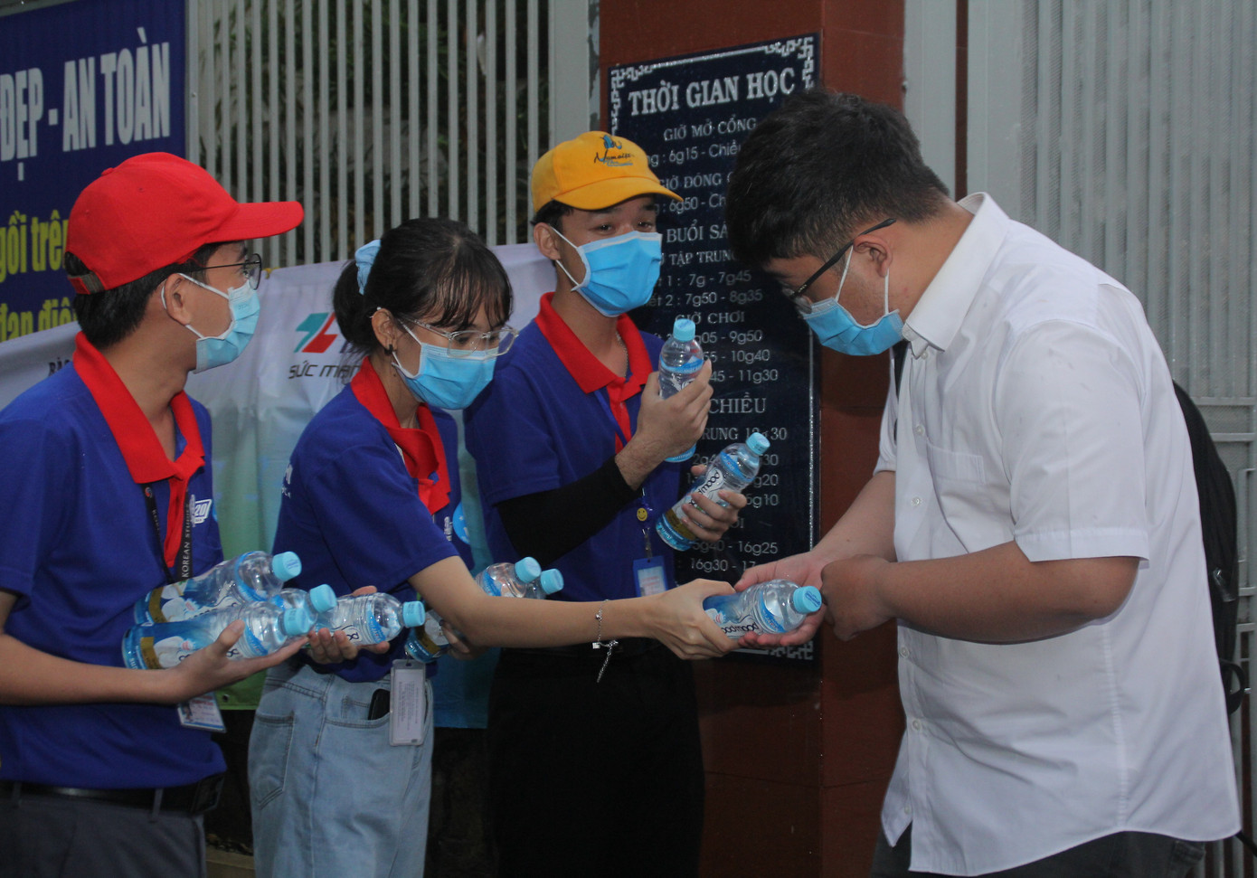 Nét đẹp tình nguyện trong ngày thi tốt nghiệp THPT mưa tầm tã giữa Sài thành ảnh 9