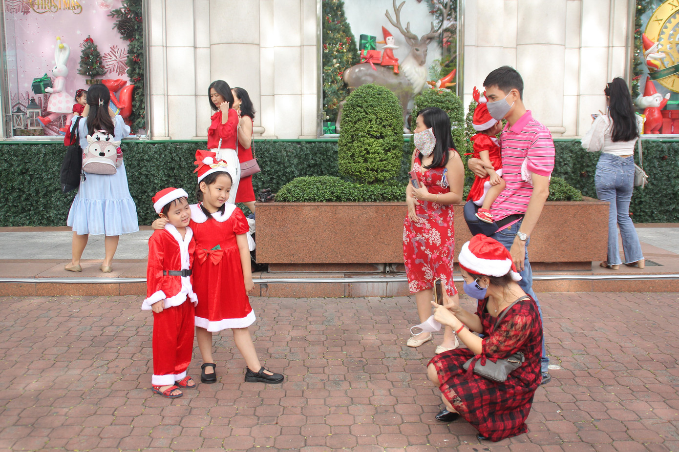 Cuối tuần, phố Sài Gòn đông đúc người đi chơi Noel sớm ảnh 9