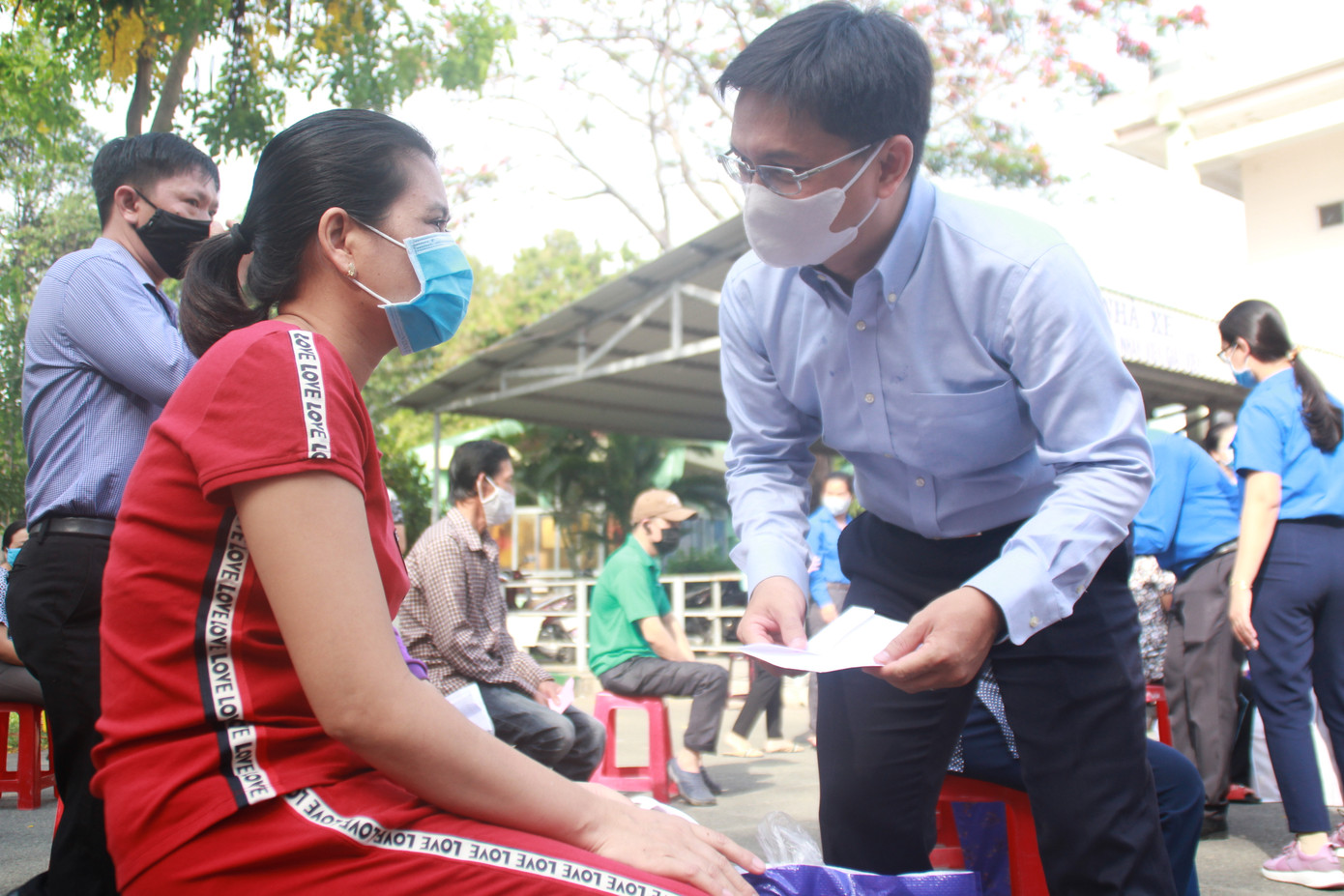 Chuyến xe 'San sẻ yêu thương' mang thực phẩm tới bà con nghèo ảnh 1