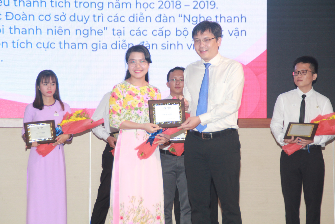 Đại học Quốc gia TPHCM tuyên dương 25 đảng viên trẻ tiêu biểu ảnh 2