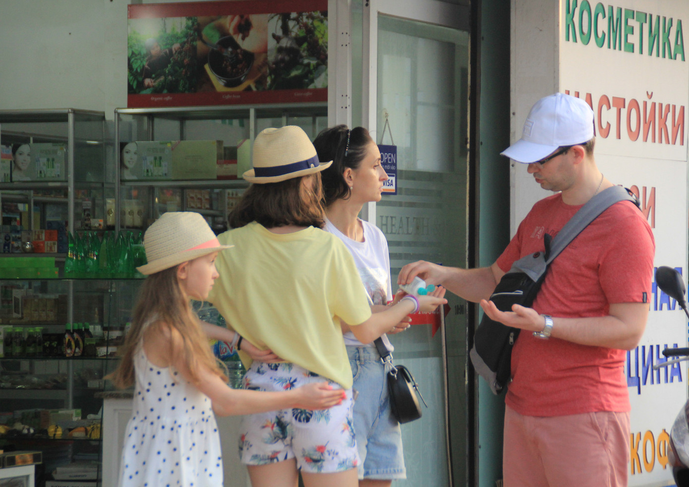 Khách quốc tế không mang khẩu trang tản bộ, tắm biển ở Nũi Né mùa dịch Covid-19 ảnh 3