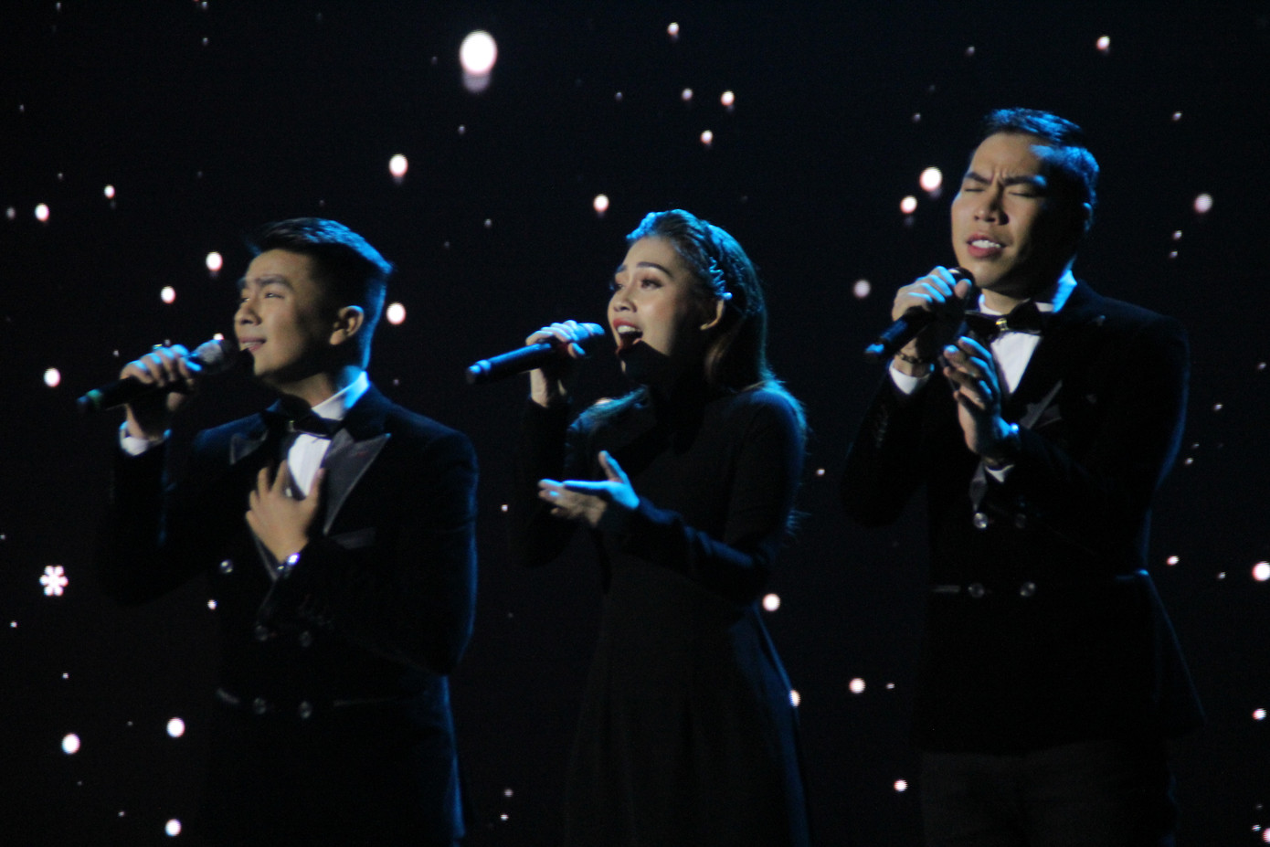 Đàm Vĩnh Hưng, Quang Dũng, Phi Nhung gửi thông điệp yêu thương qua ca khúc Giáng sinh ảnh 14