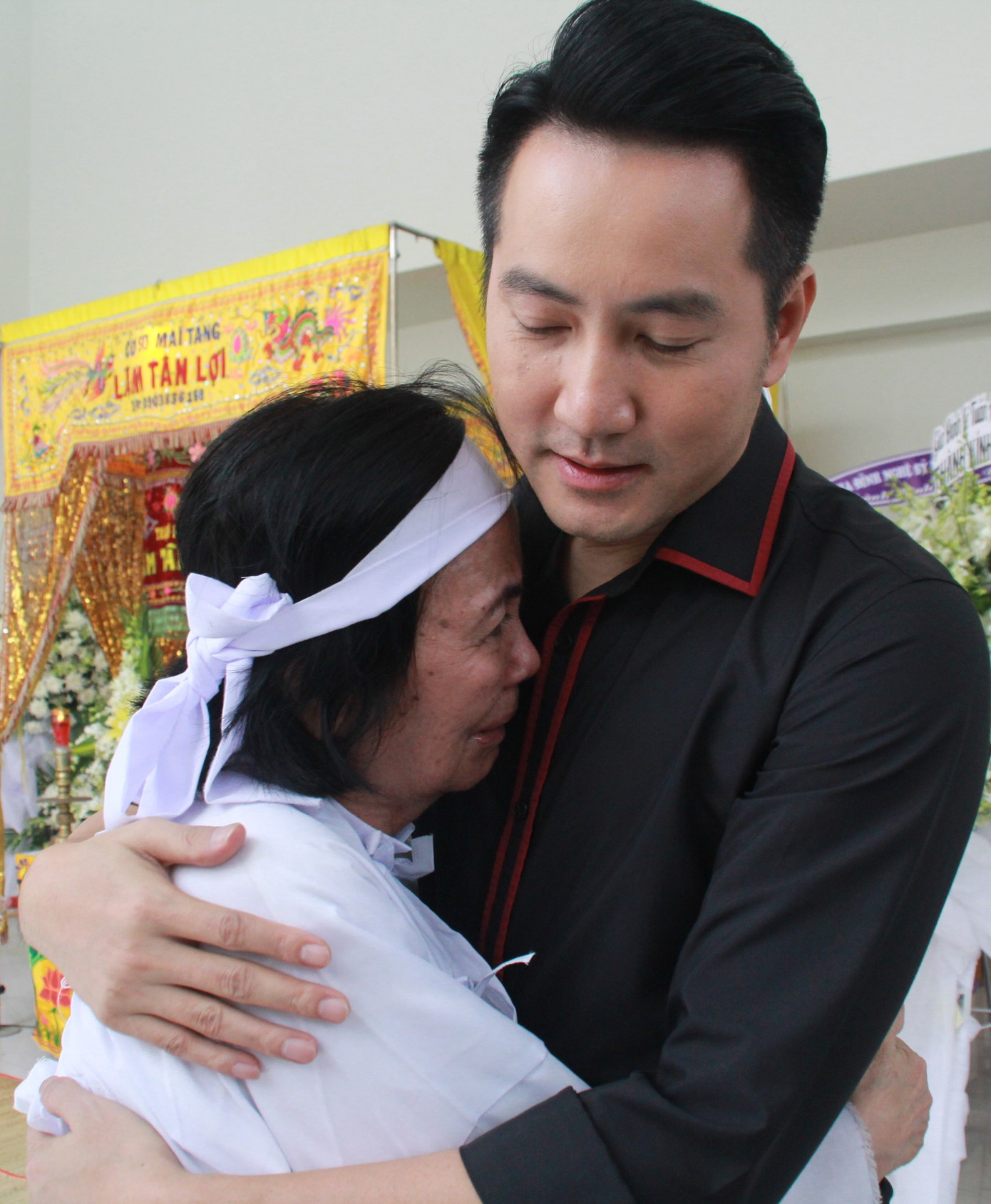 Hồng Tơ, Tấn Beo cùng nhiều đồng nghiệp, bạn hữu đến viếng cố NSƯT Chánh Tín ảnh 7