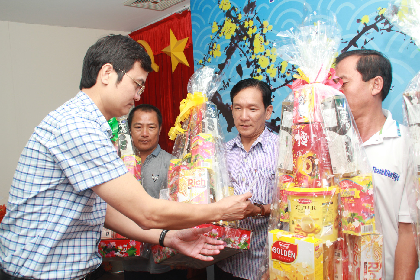 Tặng quà Tết cho cán bộ Đoàn - Hội, cán bộ, nhân viên Cơ quan T.Ư Đoàn phía Nam ảnh 6