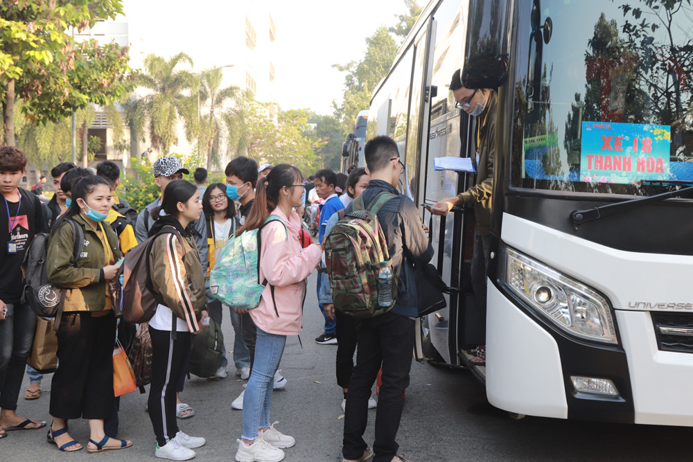 2.500 sinh viên TPHCM lên 'Chuyến xe mùa xuân' về quê đón Tết ảnh 14