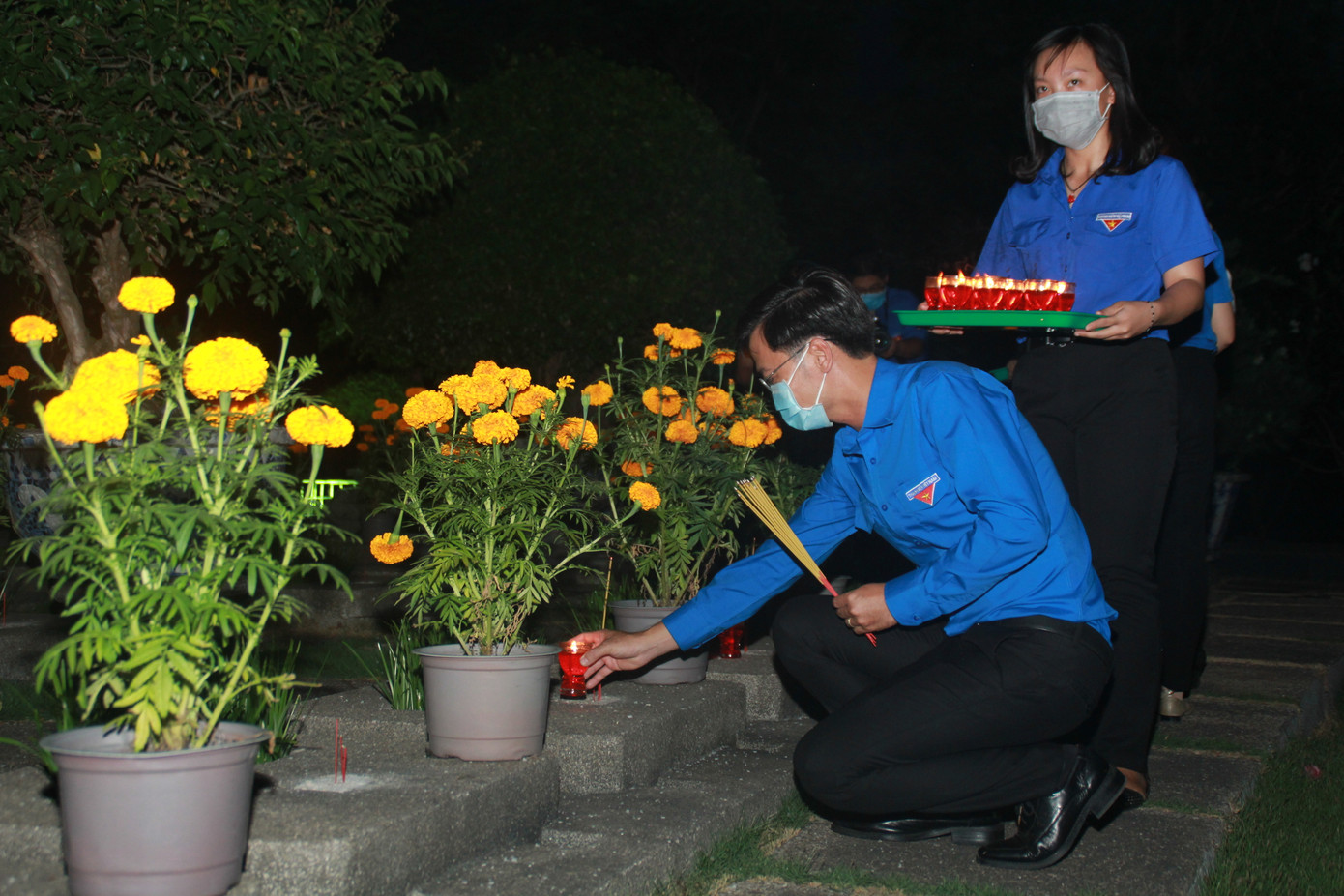 Tuổi trẻ TPHCM thắp nến tri ân Anh hùng liệt sỹ nhân kỷ niệm 45 năm giải phóng miền Nam ảnh 5