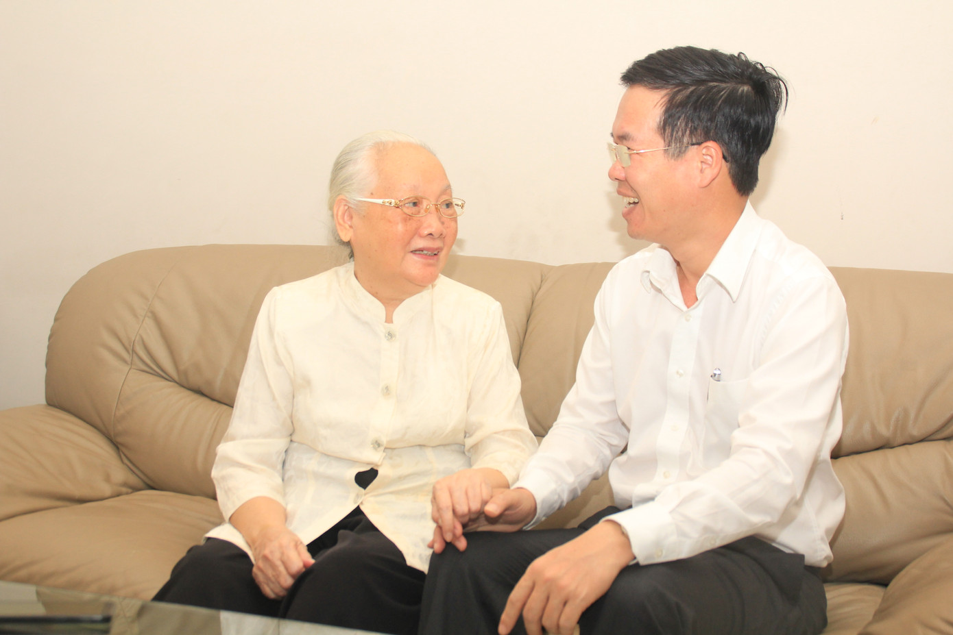 Trưởng ban Tuyên giáo T.Ư Võ Văn Thưởng chúc mừng bác sĩ Đoàn Thúy Ba ảnh 2