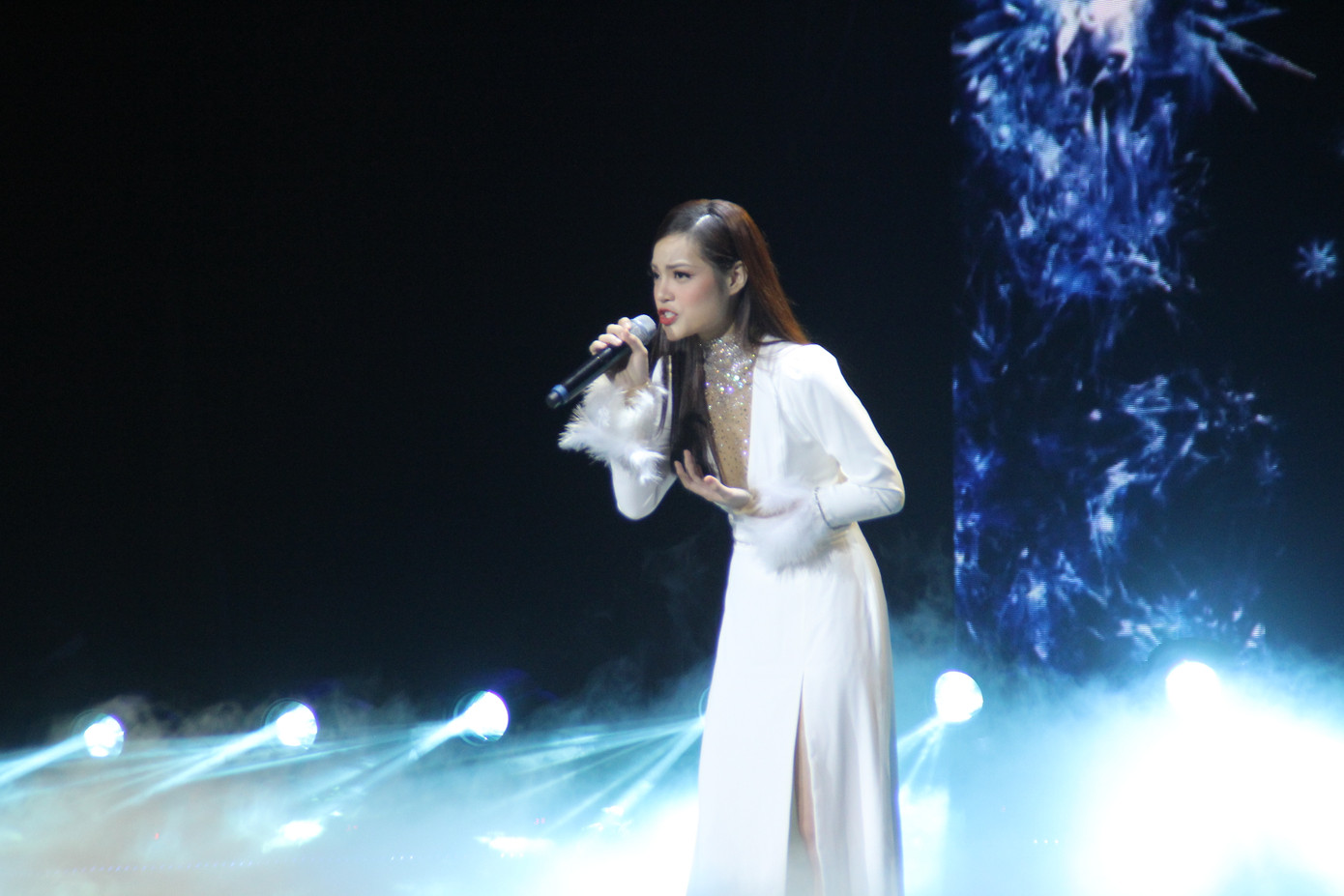 Đàm Vĩnh Hưng, Quang Dũng, Phi Nhung gửi thông điệp yêu thương qua ca khúc Giáng sinh ảnh 11