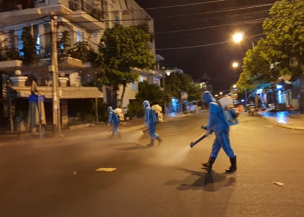 Cảm động 'những chiến binh khử khuẩn' ở Bình Thuận ảnh 2