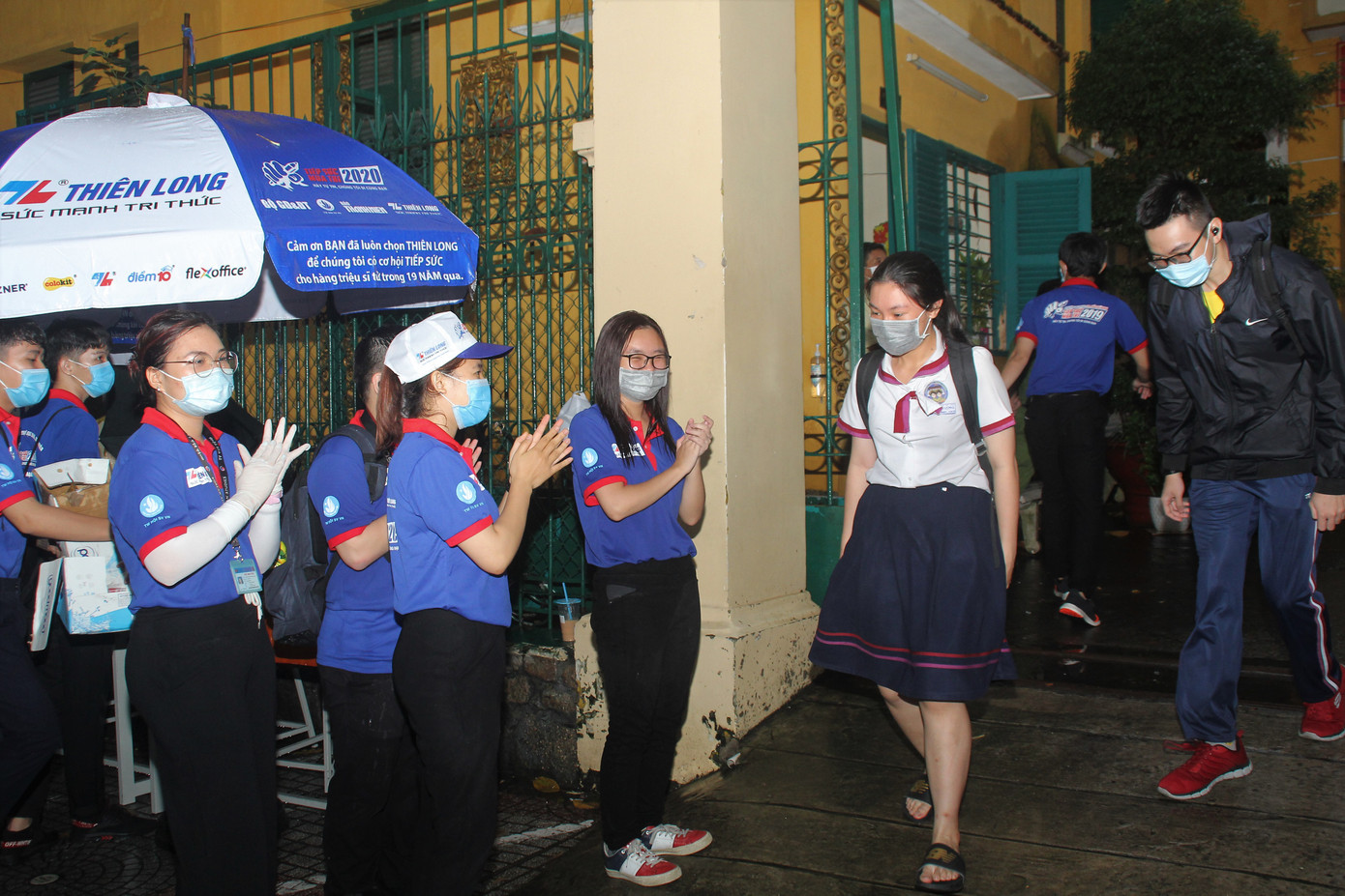 Nét đẹp tình nguyện trong ngày thi tốt nghiệp THPT mưa tầm tã giữa Sài thành ảnh 10