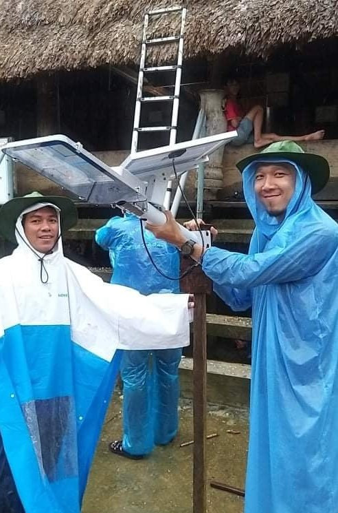 Cựu chiến sỹ tình nguyện chia sẻ công trình ý nghĩa với bà con vùng xa trong ngày mưa bão ảnh 2