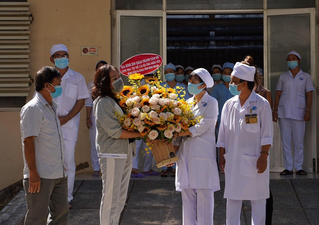 'Âm tính rồi, âm tính rồi. Cố lên, chúng ta sắp được ăn Tết rồi' ảnh 3