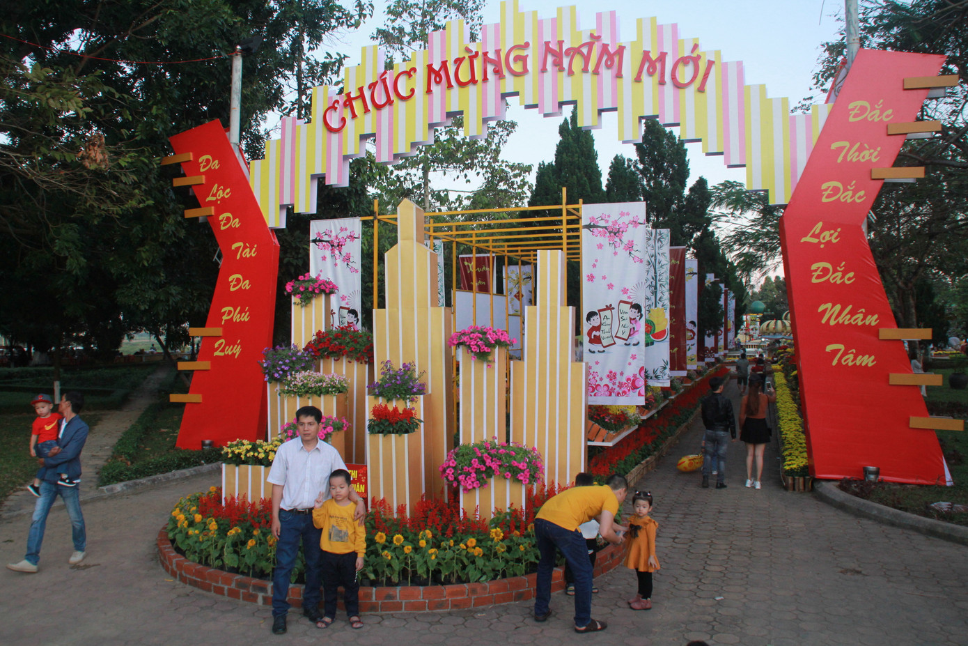 Người dân Quảng Ngãi rộn ràng 'check-in' với gia đình chuột ở công viên Ba Tơ ảnh 9