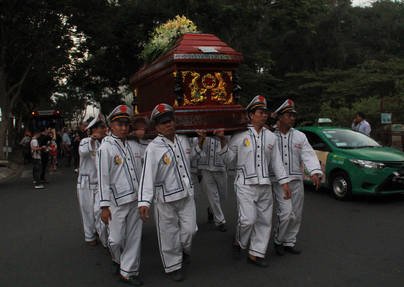 Đưa linh cữu NSƯT Nguyễn Chánh Tín đi một vòng chung cư nơi ông ở những năm qua Nghẹn ngào phút tiễn đưa NSƯT Nguyễn Chánh Tín về cõi vĩnh hằng ảnh 7