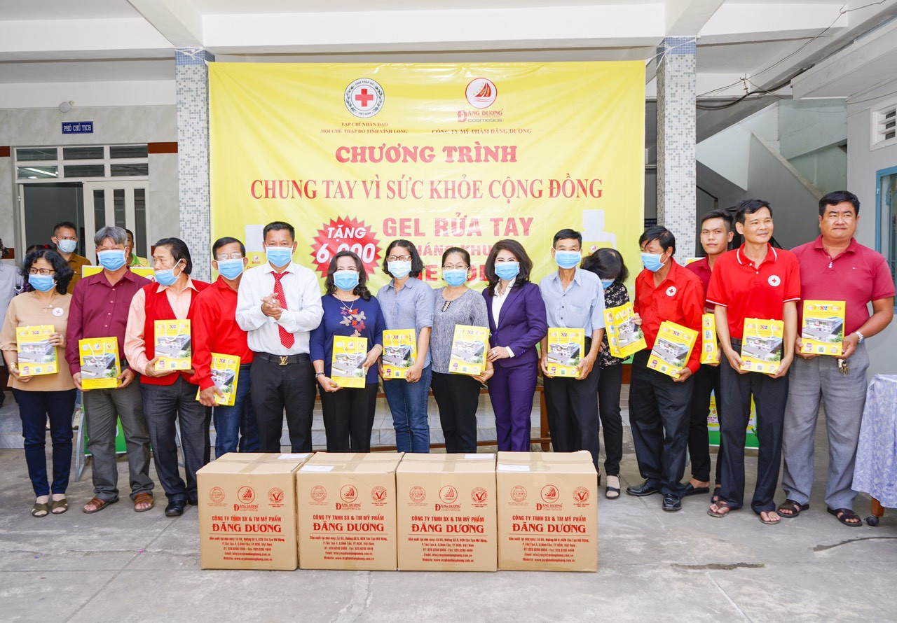 Mỹ phẩm Đăng Dương và hành trình tặng nước rửa tay kháng khuẩn phòng Covid-19 ảnh 1