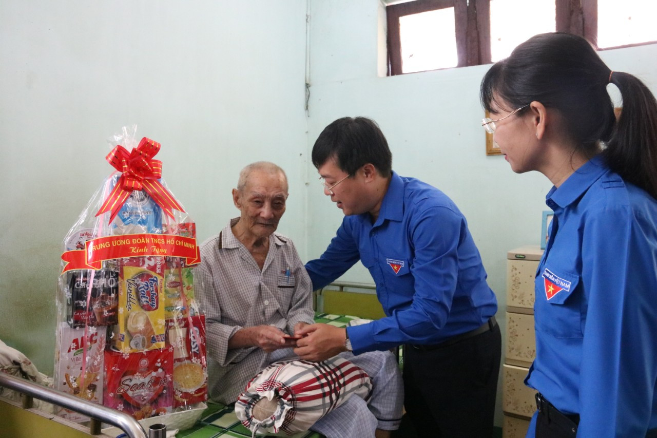 Trung ương Đoàn tri ân gia đình chính sách, người có công ảnh 1