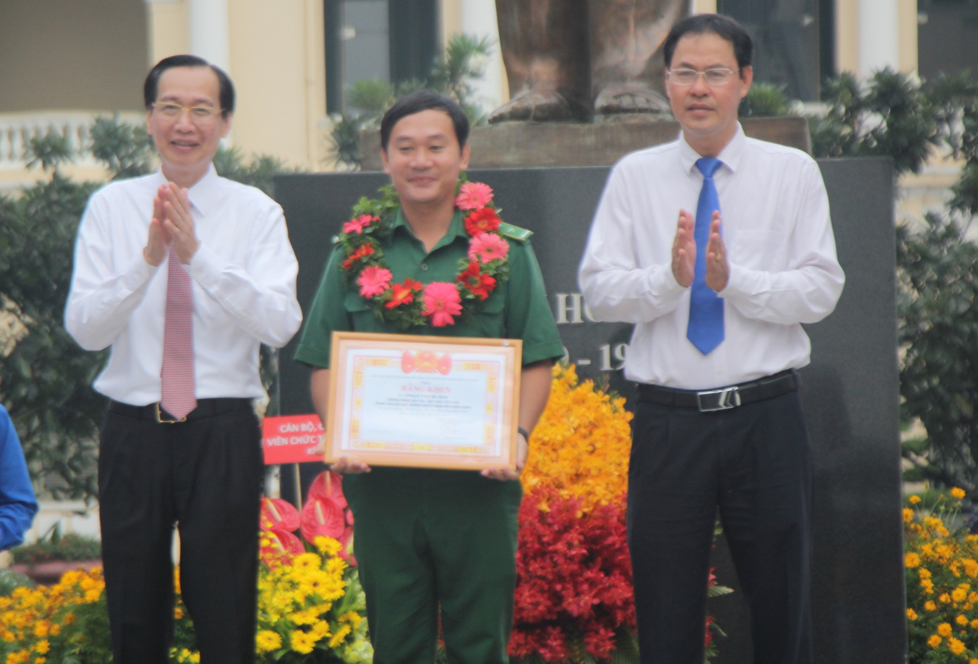 TPHCM tuyên dương 63 cán bộ, công chức, viên chức ảnh 7