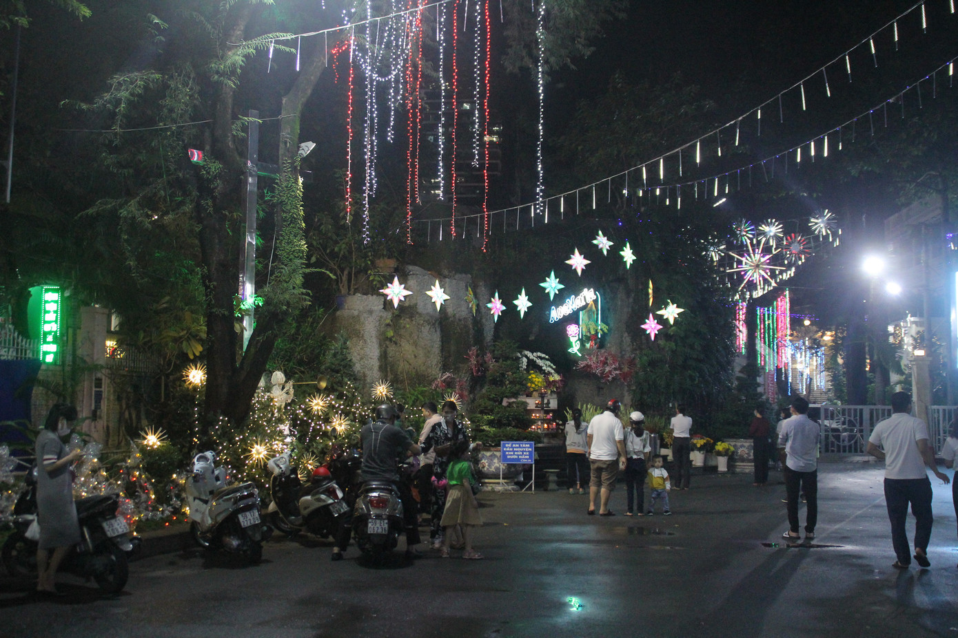 Xóm đạo Sài Gòn trang hoàng lung linh đón Giáng sinh ảnh 23