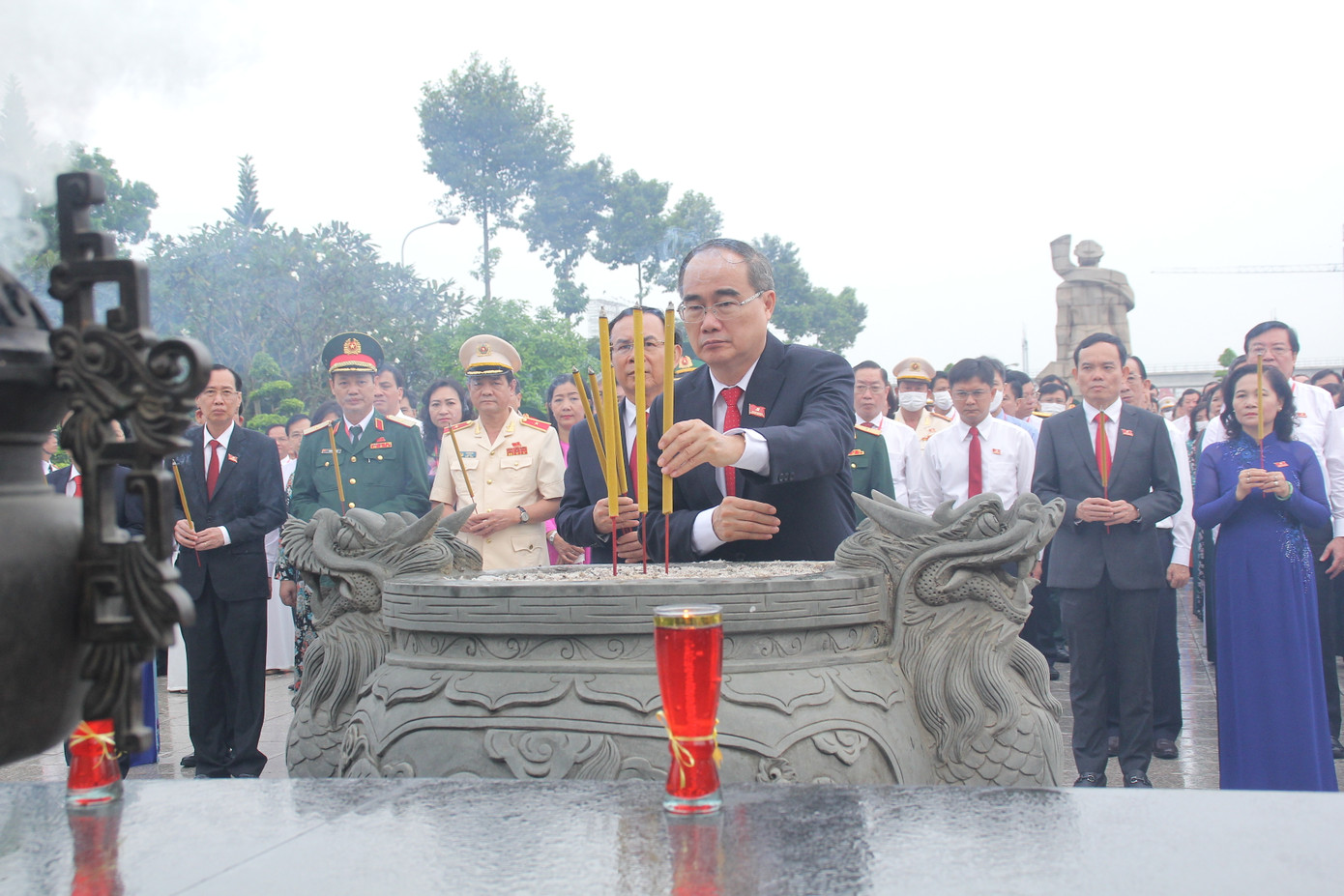 Đoàn đại biểu dự Đại hội Đảng bộ TPHCM dâng hương Anh hùng liệt sỹ ảnh 7
