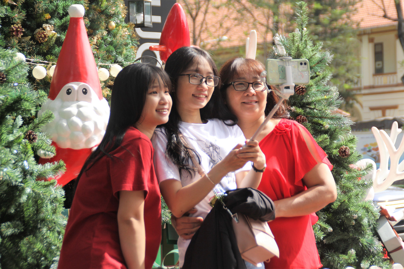 Cuối tuần, phố Sài Gòn đông đúc người đi chơi Noel sớm ảnh 1