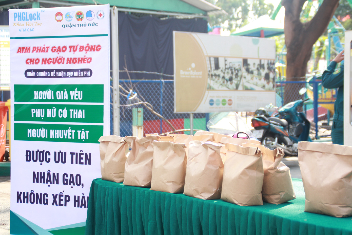 'ATM gạo' đến với người dân nghèo khu đông TPHCM ảnh 14