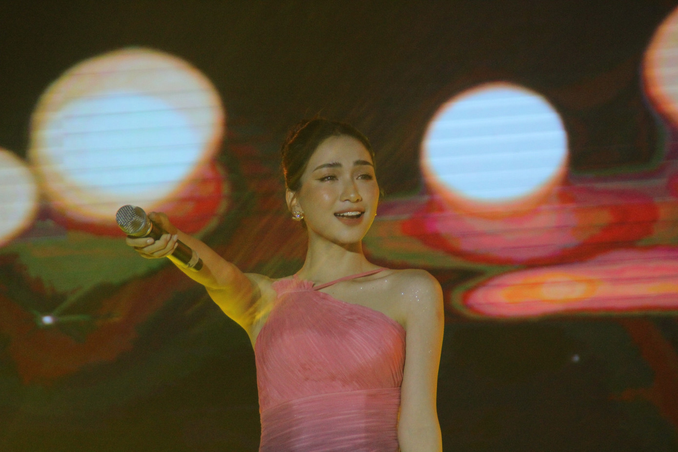 Tựa đầu vào nam sinh viên, Hòa Minzy tình tứ hát hit 'Không thể cùng nhau suốt kiếp' ảnh 11