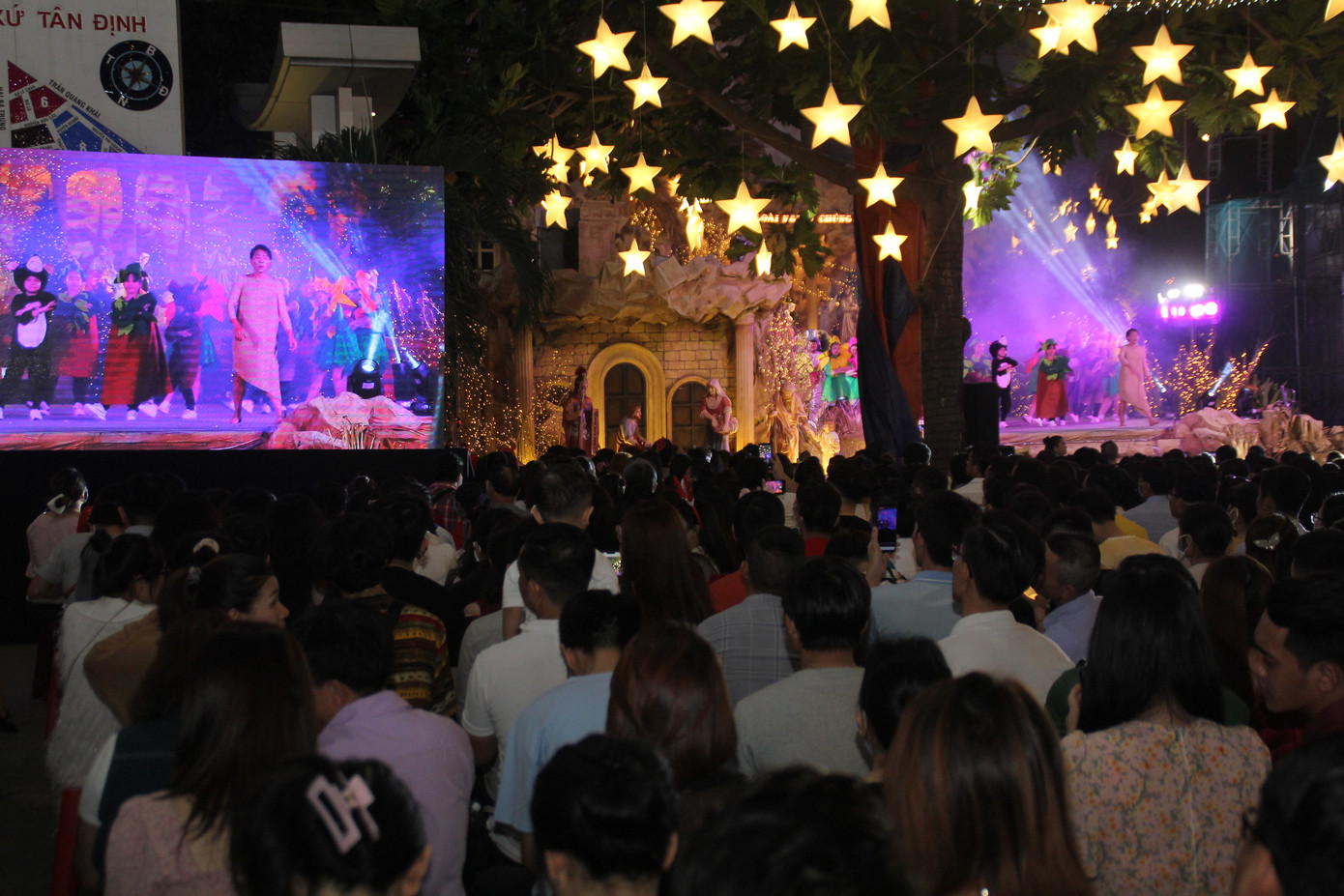 Vui đêm Noel, người dân Sài thành kín kẽ khẩu trang phòng dịch COVID -19 ảnh 17