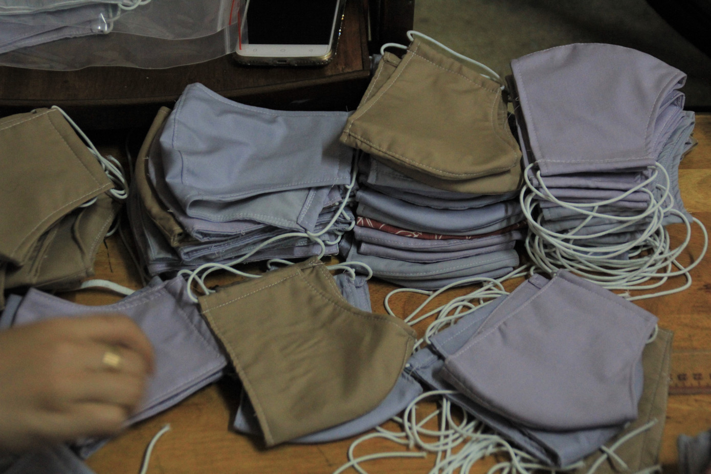 Người Sài Gòn tỉ mẩn may khẩu trang tặng người đi đường, học sinh đến trường ảnh 12