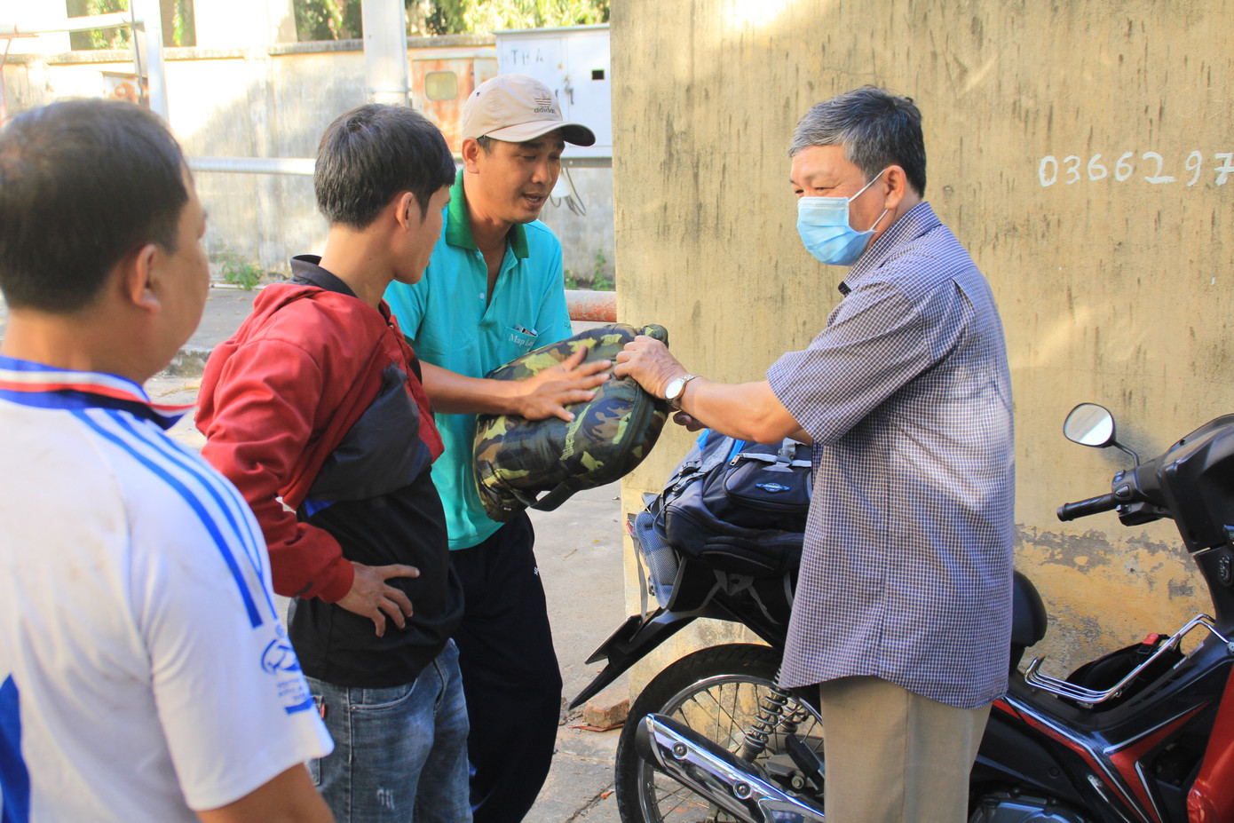 Cảm động 'những chiến binh khử khuẩn' ở Bình Thuận ảnh 8