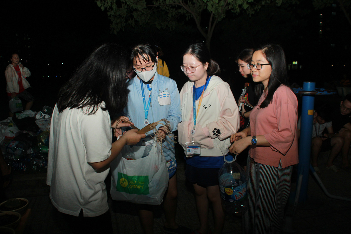 Bạn trẻ tặng cây, gieo nụ cười ở ký túc xá ảnh 4