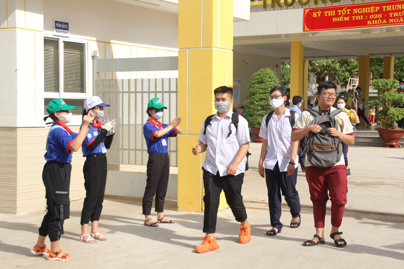 Hết mình ‘tiếp sức’ sĩ tử vượt vũ môn ảnh 6