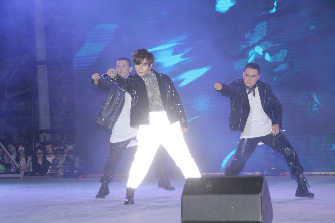 Tựa đầu vào nam sinh viên, Hòa Minzy tình tứ hát hit 'Không thể cùng nhau suốt kiếp' ảnh 17