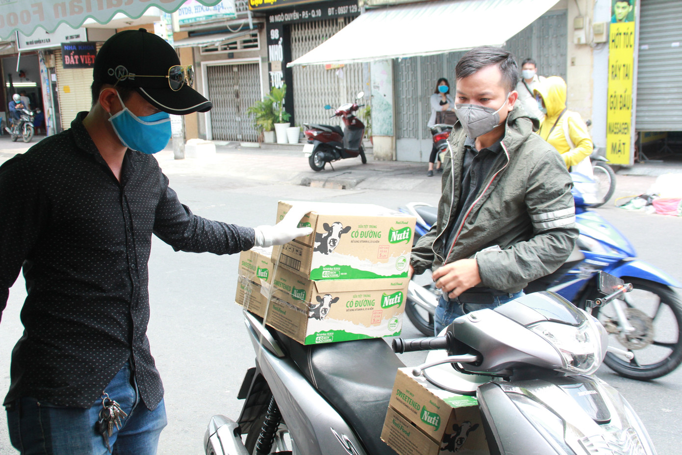 Quán cơm Sài Gòn đồng loạt sẻ chia phần ăn với bà con nghèo khi 'cách ly xã hội' ảnh 9