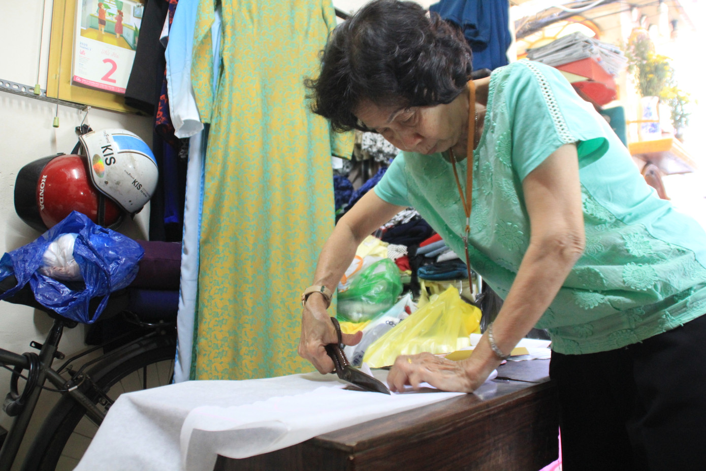 Người Sài Gòn tỉ mẩn may khẩu trang tặng người đi đường, học sinh đến trường ảnh 6